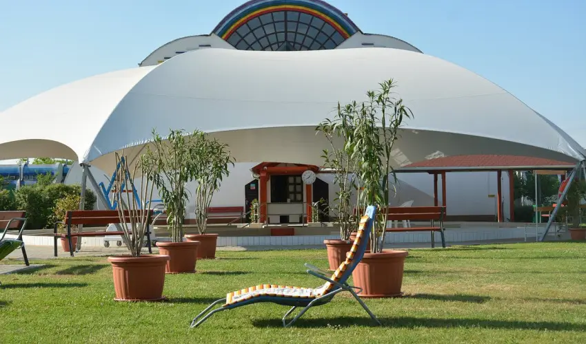 H�forr�s Hotel �s �d�l�park Gyula - M�jus 1.