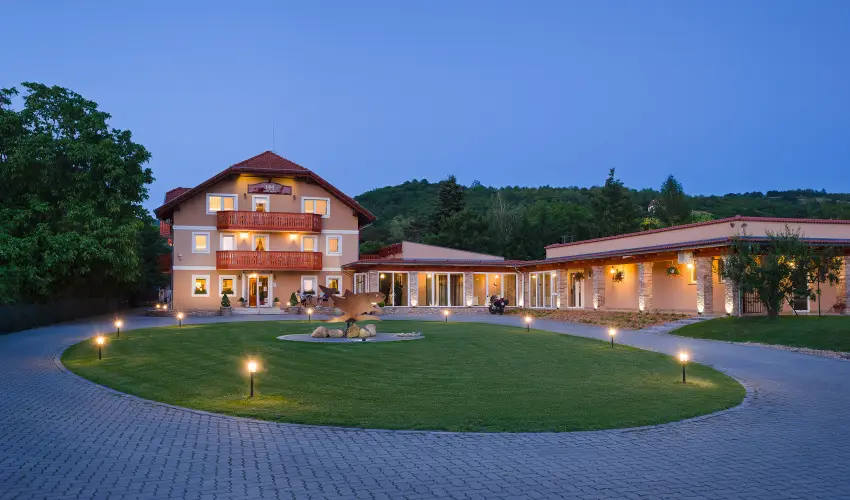 Hotel Honti Wellness s Konferencia Szlloda Visegrd - Mjus 1. (min. 2 j)