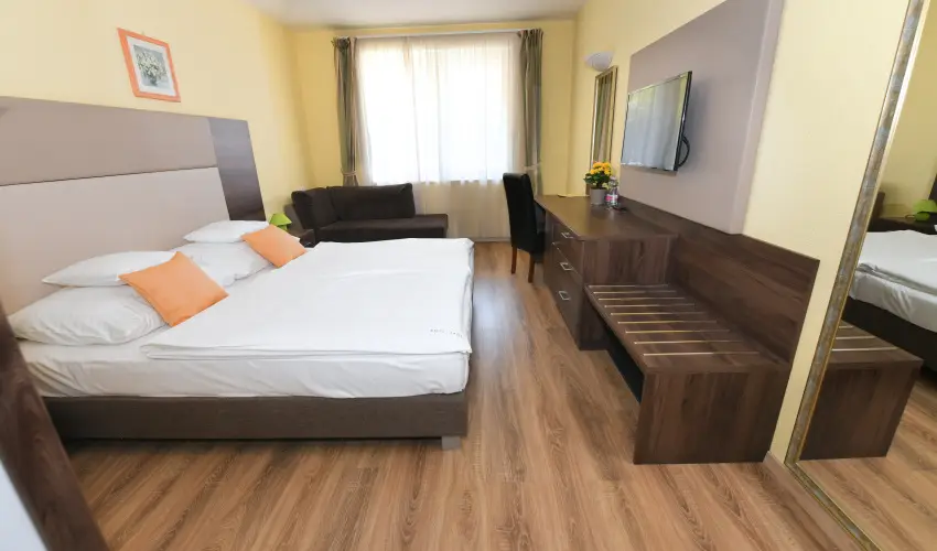 Hotel Jade Veszprm - Mjus 1.