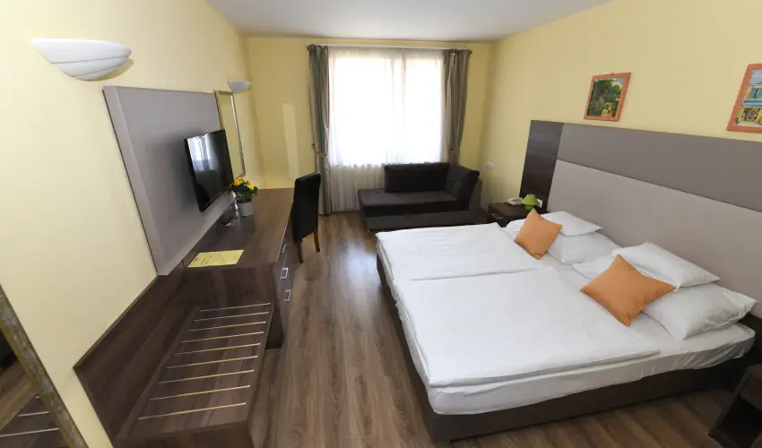 Hotel Jade Veszprm - Mjus 1.