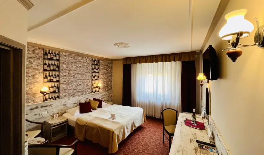 Hotel Korona Wellness, Rendezvny & Borhotel Eger Eger - Mjus 1. (min. 2 j)
