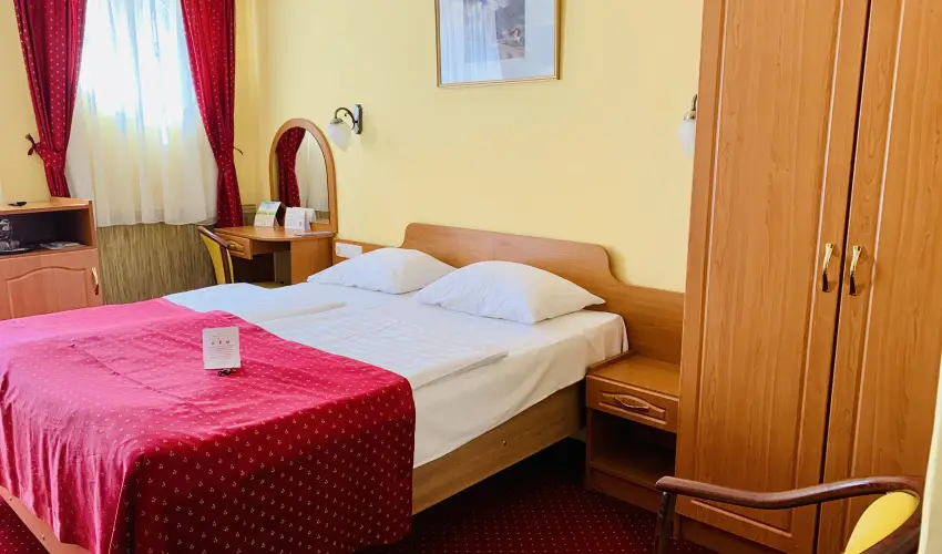 Hotel Korona Wellness, Rendezvny & Borhotel Eger Eger - Mjus 1. (min. 2 j)