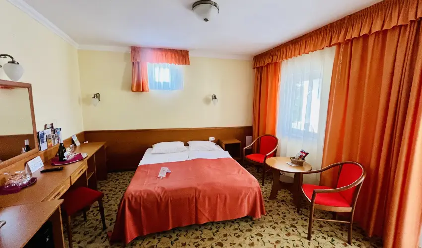 Hotel Korona Wellness, Rendezvny & Borhotel Eger Eger - Mjus 1. (min. 2 j)