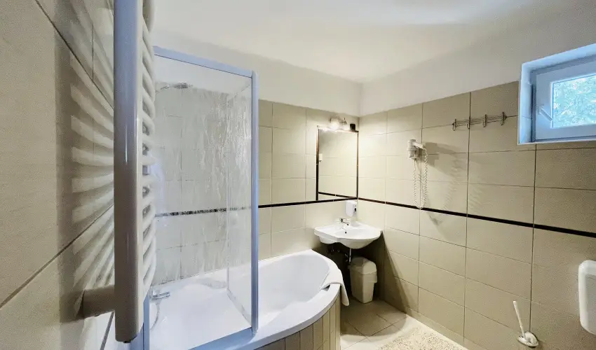 Hotel Korona Wellness, Rendezvny & Borhotel Eger Eger - Mjus 1. (min. 2 j)