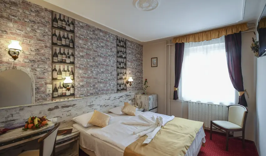 Hotel Korona Wellness, Rendezvny & Borhotel Eger Eger - Mjus 1. (min. 2 j)