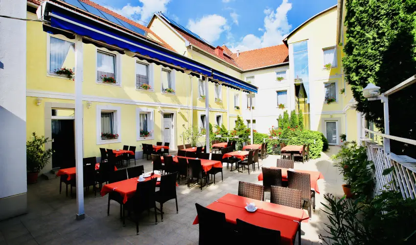 Hotel Korona Wellness, Rendezvny & Borhotel Eger Eger - Mjus 1. (min. 2 j)