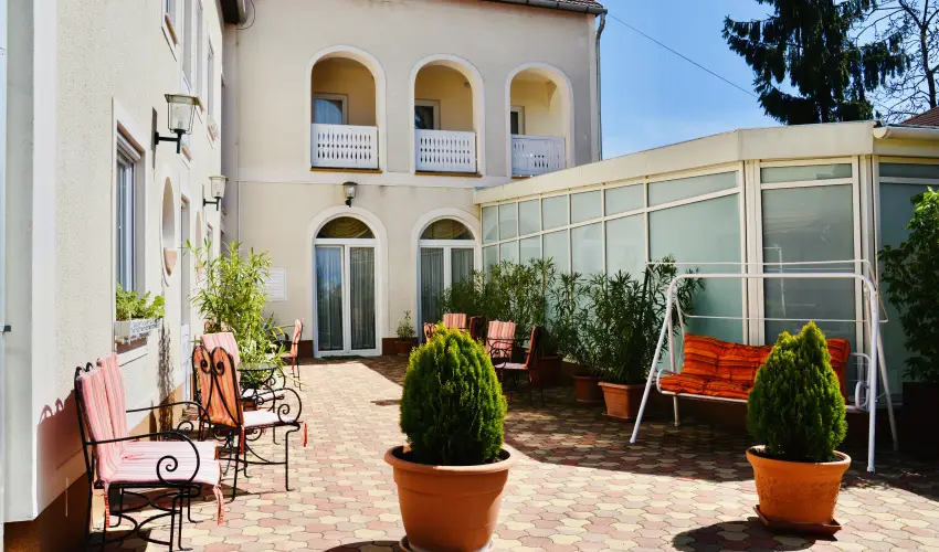 Hotel Korona Wellness, Rendezvny & Borhotel Eger Eger - Mjus 1. (min. 2 j)