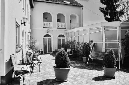 Hotel Korona Wellness, Rendezv�ny & Borhotel Eger - M�jus 1.
