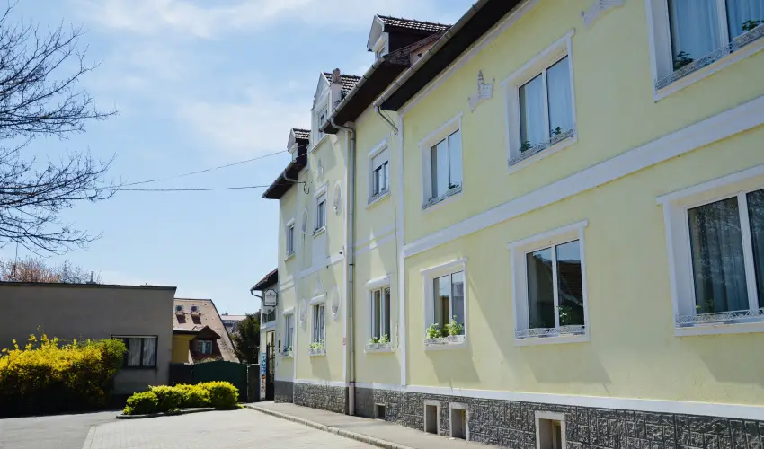 Hotel Korona Wellness, Rendezvny & Borhotel Eger Eger - Mjus 1. (min. 2 j)