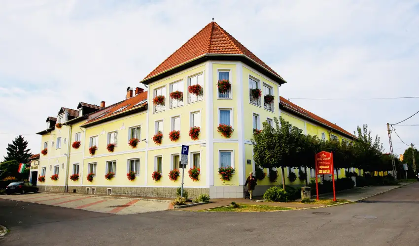 Hotel Korona Wellness, Rendezvny & Borhotel Eger Eger - Mjus 1. (min. 2 j)