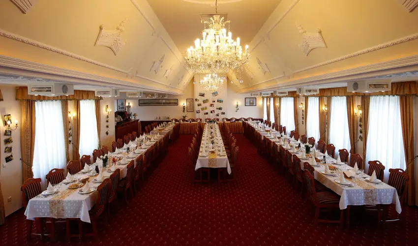 Hotel Korona Wellness, Rendezvny & Borhotel Eger Eger - Mjus 1. (min. 2 j)