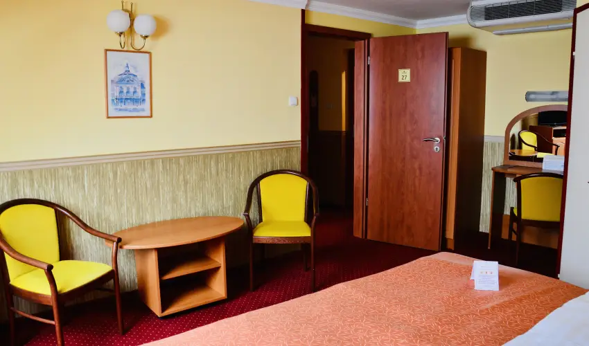 Hotel Korona Wellness, Rendezvny & Borhotel Eger Eger - Mjus 1. (min. 2 j)