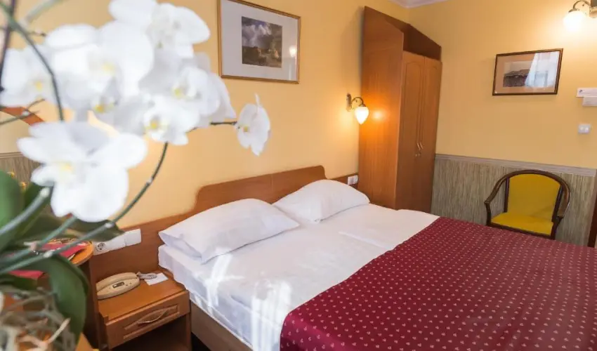 Hotel Korona Wellness, Rendezvny & Borhotel Eger Eger - Mjus 1. (min. 2 j)