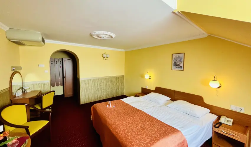 Hotel Korona Wellness, Rendezvny & Borhotel Eger Eger - Mjus 1. (min. 2 j)