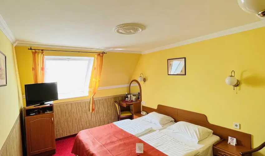 Hotel Korona Wellness, Rendezvny & Borhotel Eger Eger - Mjus 1. (min. 2 j)