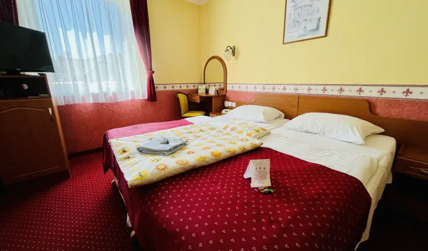Hotel Korona Wellness, Rendezvny & Borhotel Eger Eger - Mjus 1. (min. 2 j)