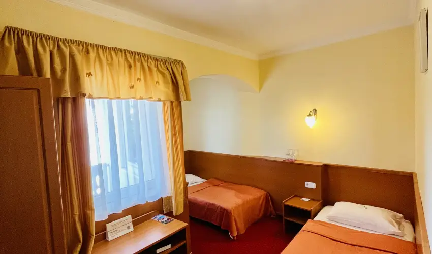 Hotel Korona Wellness, Rendezvny & Borhotel Eger Eger - Mjus 1. (min. 2 j)