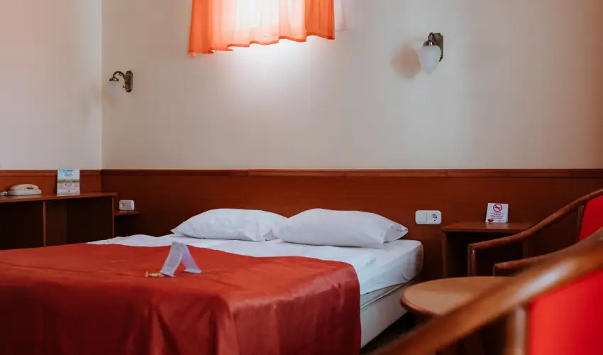 Hotel Korona Wellness, Rendezvny & Borhotel Eger Eger - Mjus 1. (min. 2 j)