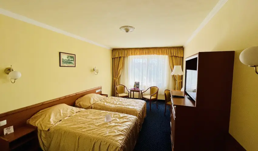 Hotel Korona Wellness, Rendezvny & Borhotel Eger Eger - Mjus 1. (min. 2 j)