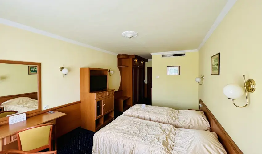 Hotel Korona Wellness, Rendezvny & Borhotel Eger Eger - Mjus 1. (min. 2 j)