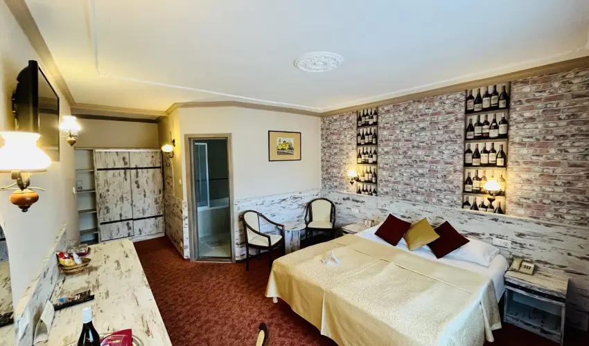 Hotel Korona Wellness, Rendezvny & Borhotel Eger Eger - Mjus 1. (min. 2 j)