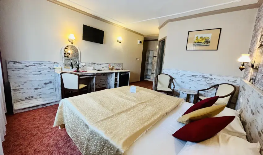 Hotel Korona Wellness, Rendezvny & Borhotel Eger Eger - Mjus 1. (min. 2 j)