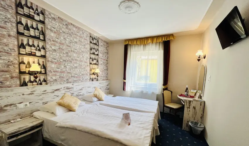 Hotel Korona Wellness, Rendezvny & Borhotel Eger Eger - Mjus 1. (min. 2 j)