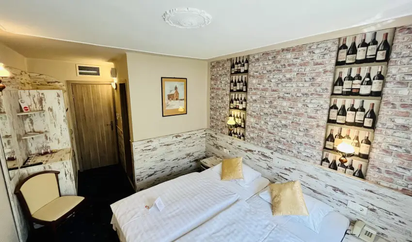 Hotel Korona Wellness, Rendezvny & Borhotel Eger Eger - Mjus 1. (min. 2 j)