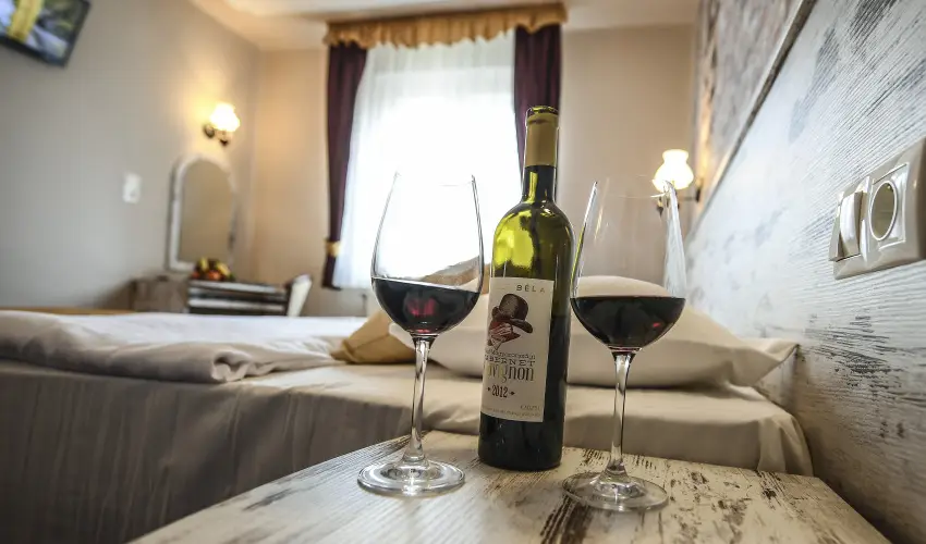 Hotel Korona Wellness, Rendezvny & Borhotel Eger Eger - Mjus 1. (min. 2 j)