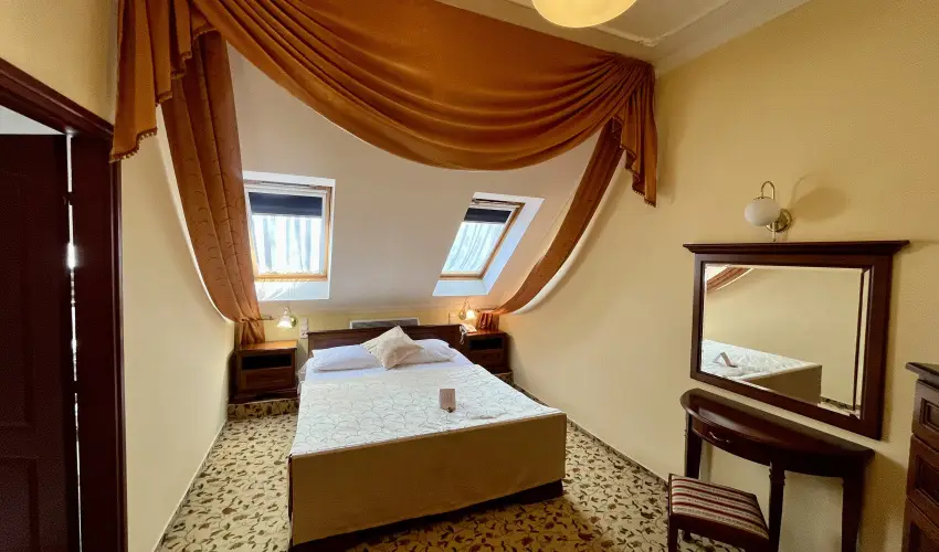 Hotel Korona Wellness, Rendezvny & Borhotel Eger Eger - Mjus 1. (min. 2 j)