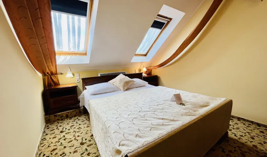 Hotel Korona Wellness, Rendezvny & Borhotel Eger Eger - Mjus 1. (min. 2 j)