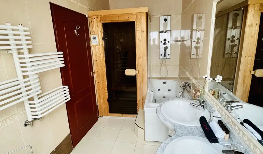 Hotel Korona Wellness, Rendezvny & Borhotel Eger Eger - Mjus 1. (min. 2 j)