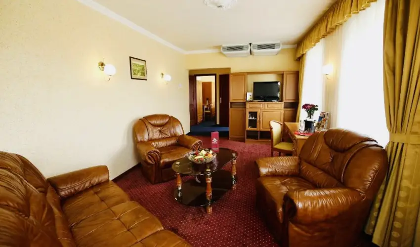 Hotel Korona Wellness, Rendezvny & Borhotel Eger Eger - Mjus 1. (min. 2 j)