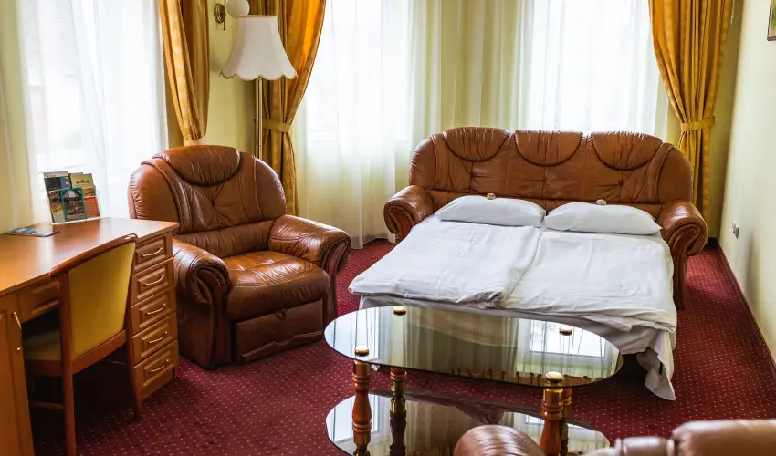 Hotel Korona Wellness, Rendezvny & Borhotel Eger Eger - Mjus 1. (min. 2 j)