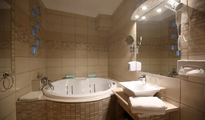 Hotel Laroba Alsrs - Mjus 1. - teljes elrefizetssel (min. 2 j)