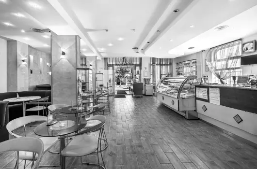 Hotel Ngy vszak - Mjus 1.