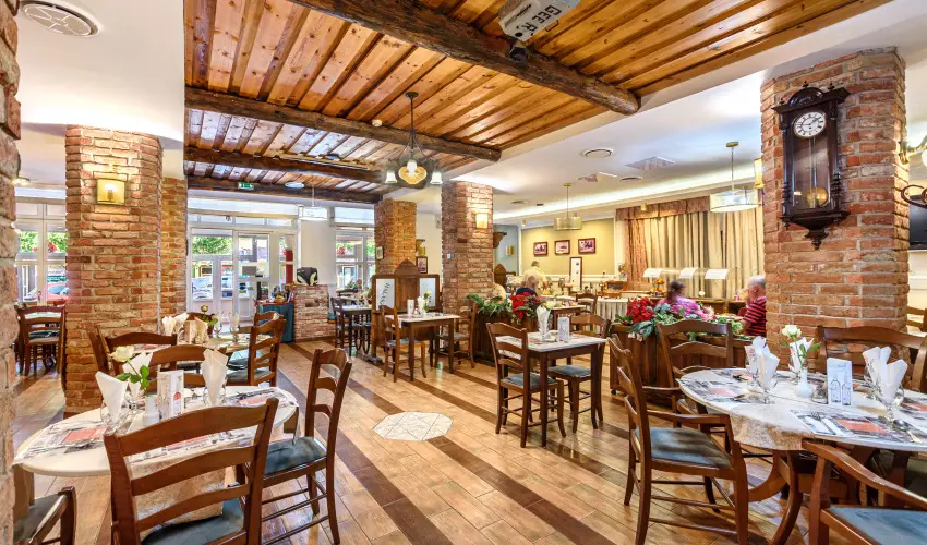 Hotel Ngy vszak Hajdszoboszl - Mjus 1.