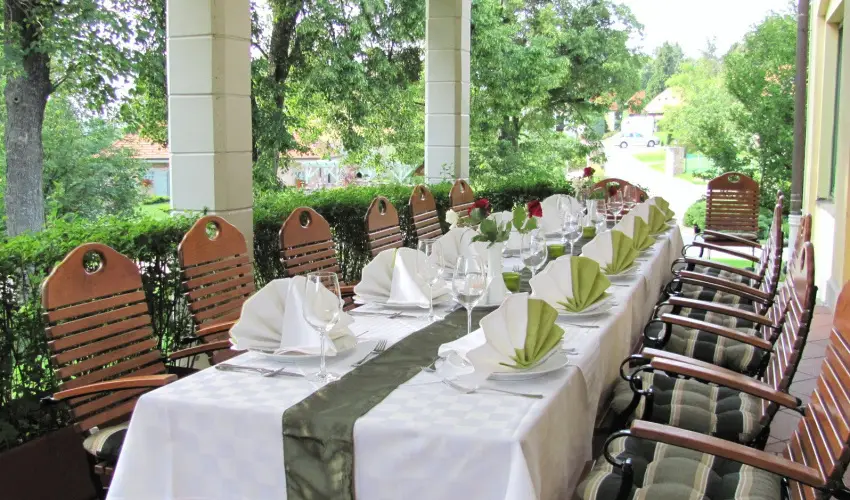 Hotel Szpalma Porva-Szpalmapuszta - Mjus 1.