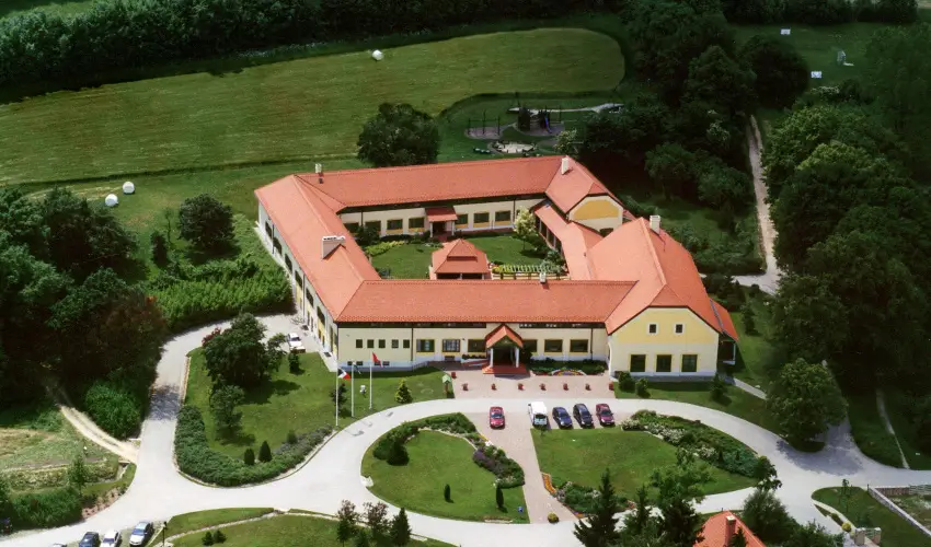 Hotel Szpalma Porva-Szpalmapuszta - Mjus 1.