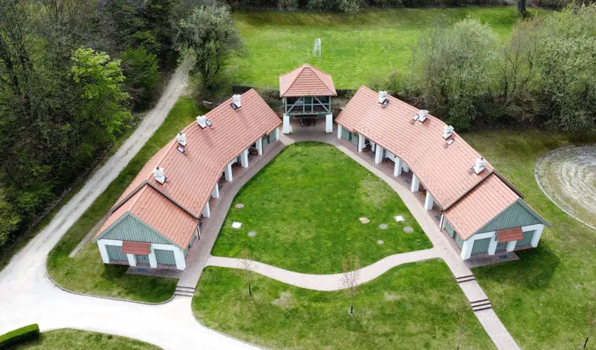 Hotel Szpalma Porva-Szpalmapuszta - Mjus 1.