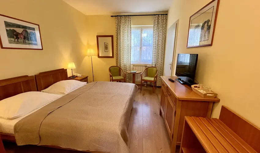 Hotel Szpalma Porva-Szpalmapuszta - Mjus 1.