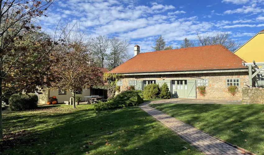 Hotel Szpalma Porva-Szpalmapuszta - Mjus 1.