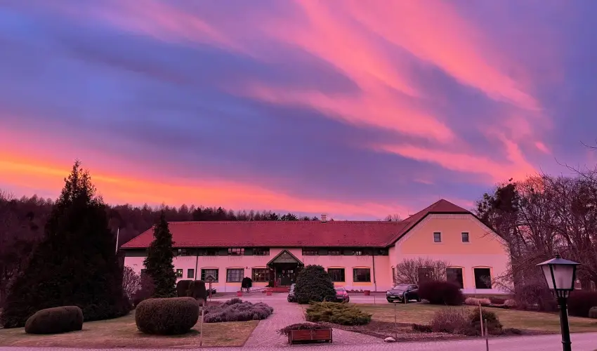 Hotel Szpalma Porva-Szpalmapuszta - Mjus 1.