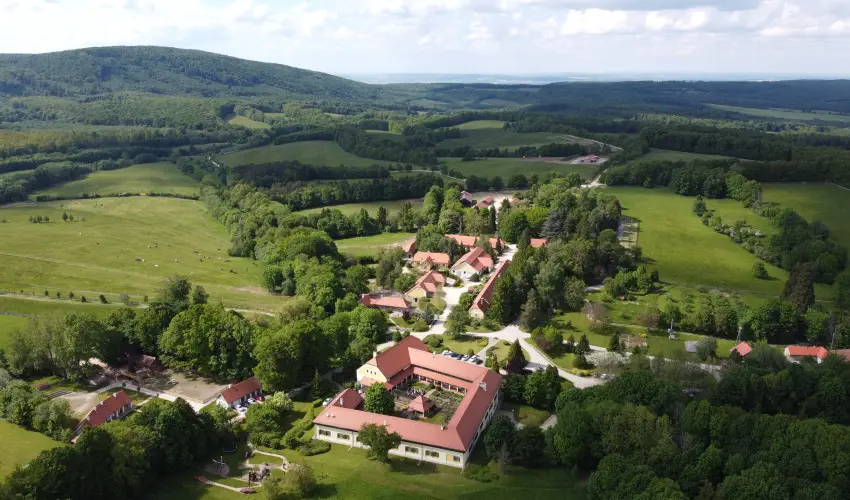 Hotel Szpalma Porva-Szpalmapuszta - Mjus 1.