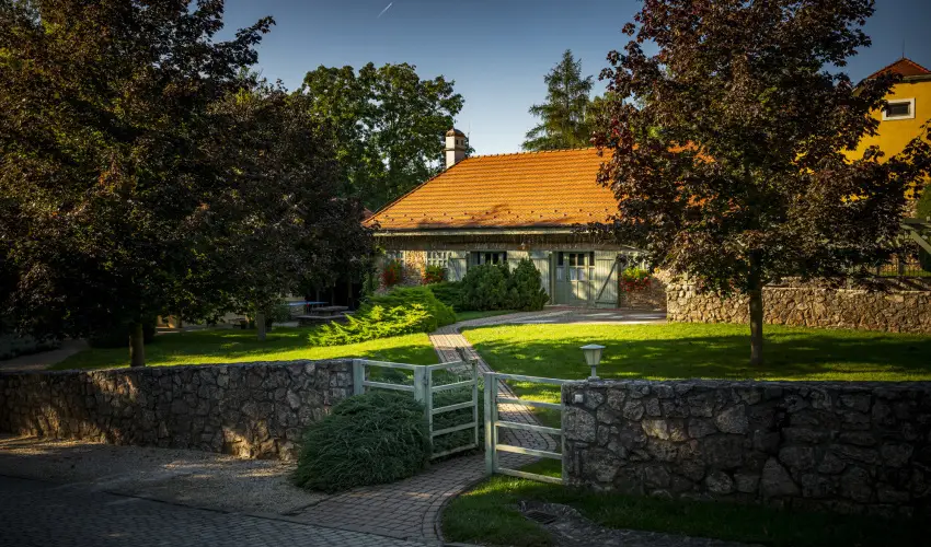 Hotel Sz�palma Porva-Sz�palmapuszta - M�jus 1.