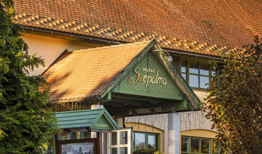 Hotel Sz�palma Porva-Sz�palmapuszta - M�jus 1.