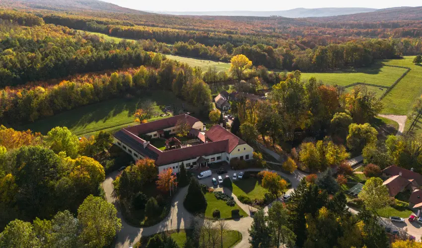 Hotel Sz�palma Porva-Sz�palmapuszta - M�jus 1.