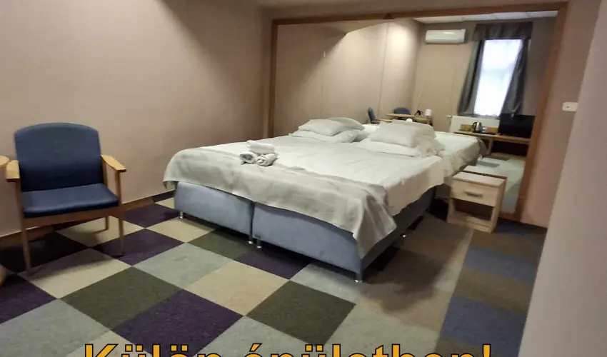 Hotel Unicornis Eger - M�jus 1.