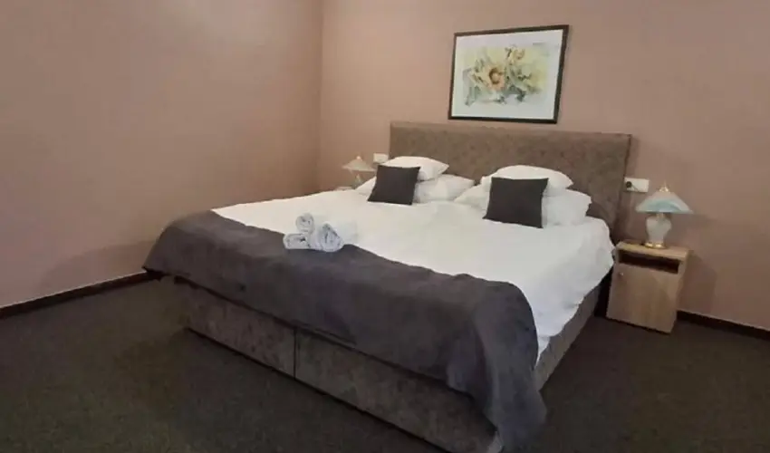 Hotel Unicornis Eger - M�jus 1.