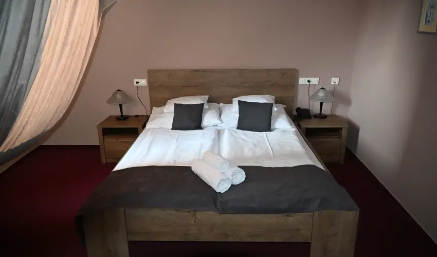 Hotel Unicornis Eger - M�jus 1.